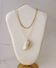 Load image into Gallery viewer, Mother of Pearl Shell Necklace
