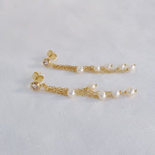 Load image into Gallery viewer, Raindrop Pearls Earrings
